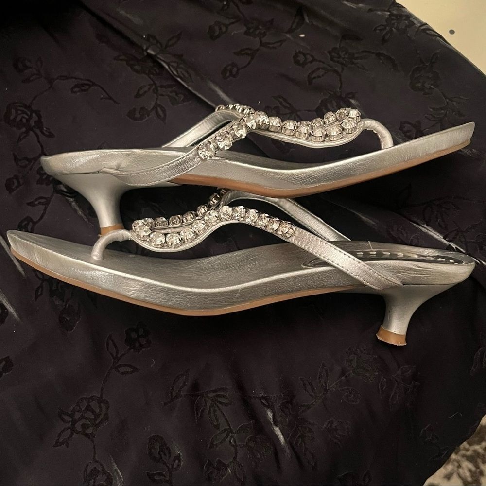 Gianni Bini 8 Women's Thong Leather Sandals 2-inch Pumps Silver Gray Clear Stone - Picture 9 of 9